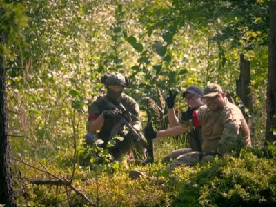 Tým Squad 612 při odpočinku během airsoftové hry v lese